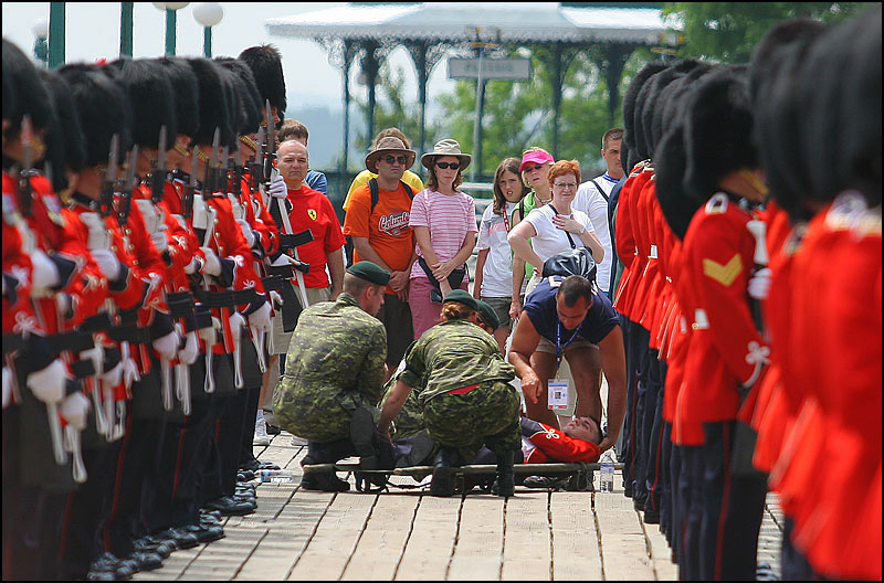 Un soldat du Royal 22e Régiment s’effondre sous la chaleur.