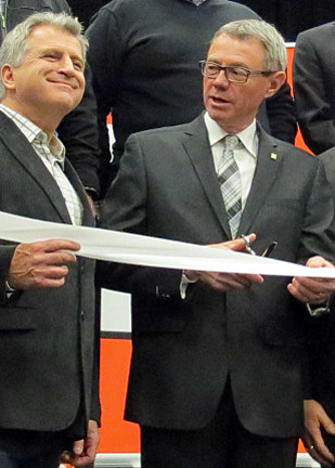 Bernard Barré et le maire Claude Corbeil. (Photo: Paul-Henri Frenière)