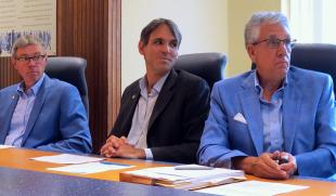 Le maire Claude Corbeil, le conseiller David Bousquet et le directeur de l'OMH, Jean-Claude Ladouceur. Photo : PHF