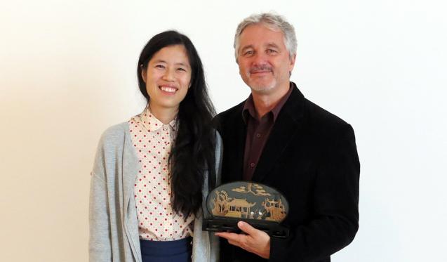 L'artiste, Karen Tam et le directeur du Centre Expression, Marcel Blouin vous invitent à apporter vos «chinoiseries». Photo : Paul-Henri Frenière
