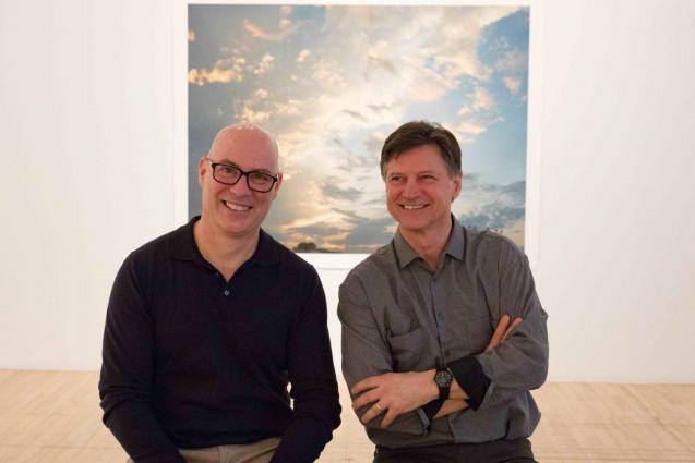Le commissaire de l'exposition, Vincent Lavoie et l'artiste, Denis Farley. Photo : Nicolas Humbert