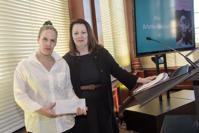 Karoline Georges qui reçoit le prix Arlette-Cousture à côté de Linda Amyot, présidente de l'Association des Auteurs de la Montérégie, lors de la remise de prix le 16 mai dernier.