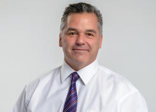 Daniel Breton, 56 ans, auteur et consultant expert en énergie et en électrification des transports, est candidat pour le Parti québécois (PQ)