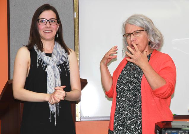 De gauche à droite : Annabelle T. Palardy, présidente du CCCPEM, et la députée fédérale Brigitte Sansoucy. Photo : Sylvain Laforest