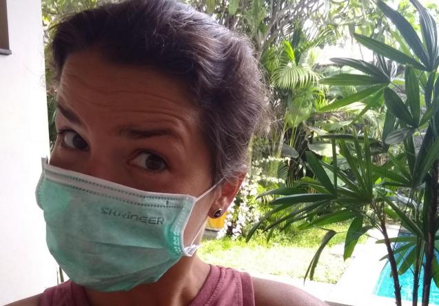 Catherine Courchesne et masque "coronavirus", Sanur, Bali, février 2020. Photo : Catherine Courchesne