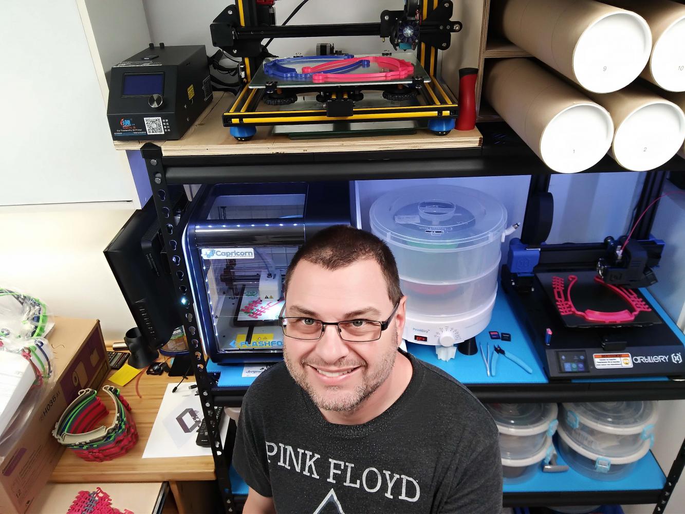 Martin Grégoire, possédant trois imprimantes 3D et se retrouvant avec beaucoup de temps libre, il s’est joint à un groupe d’imprimeurs 3D afin de participer au projet Covid3DQC.