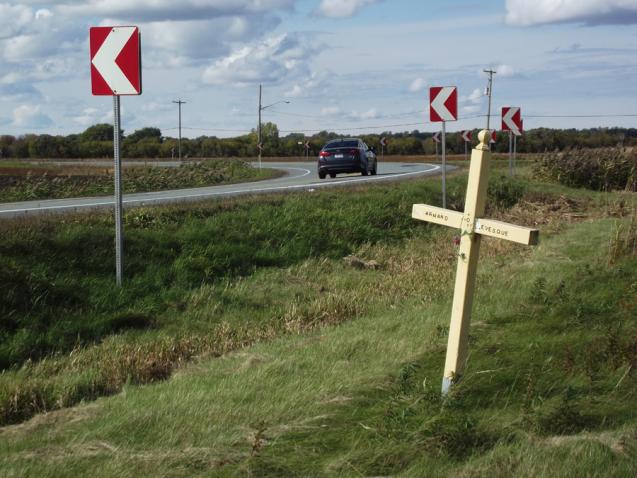 Ces croix sont un rappel que certains tronçons de route s’avèrent particulièrement mortels, comme ici, sur la route 137, entre Saint-Dominique et Sainte-Cécile-de-Milton. Photo Roger Lafrance
