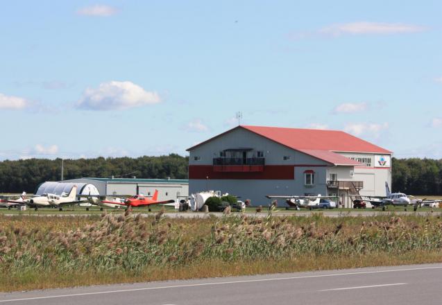 Le conseil municipal de la Ville de Saint-Hyacinthe n’ira finalement pas de l’avant avec le projet de municipalisation de l’aéroport. Photo : Nelson Dion