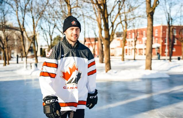 L'attaquant maskoutain Elliot Desnoyers patinait arborant son chandail d'Équipe Canada Junior au Parc Casimir-Dessaulles en début d'année. Photo : Gracieuseté de William Rondeau