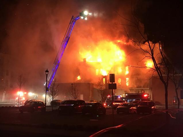 L’incendie qui a complètement rasé l’immeuble de l’Hôtel Ottawa dans la nuit du 28 au 29 avril, jetant à la rue une vingtaine de personnes, est venu ajouter de la pression sur la crise du logement qui frappe durement la ville de Saint-Hyacinthe. Photo : Nelson Dion