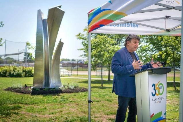 La sculpture L’envoilure de Claude Millette a été inaugurée le vendredi 15 juillet dernier, au parc du Pré-Vert, en présence de l’artiste. Photo : François Larivière