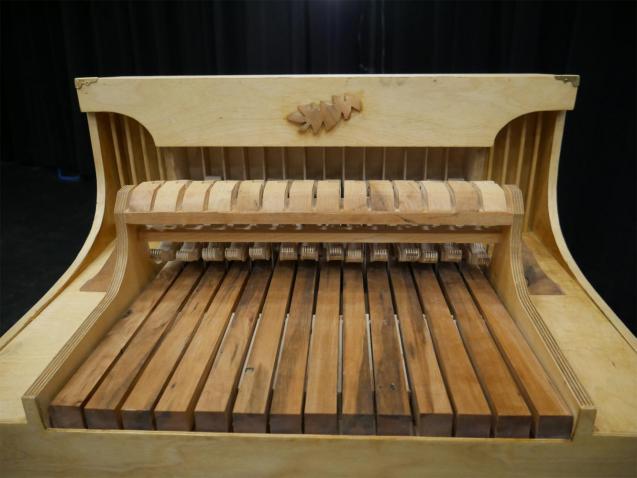 Hansé Galipeau Théberge présentait quant à lui un piano en bois qui, lorsqu’on appuyait sur ses touches, n’émettait aucun autre bruit autre que celui du mécanisme. Photo : Pierre Béland